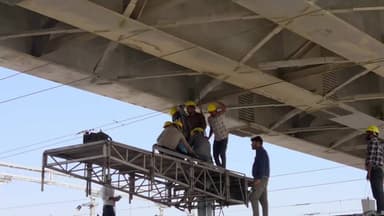 निवाड़ी: निवाड़ी रेलवे गेट पर तार लिफ्टिंग कार्य से यातायात बाधित, लोगों को हो रही है परेशानी