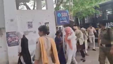 #रोहतास के मालियाबाग मैरेज हॉल में पकड़ाए 82 युवक-युवतियां कोर्ट में पेश, दावथ के मालियाबाग में 18 नाबालिग लड़कियां, 13 ल...