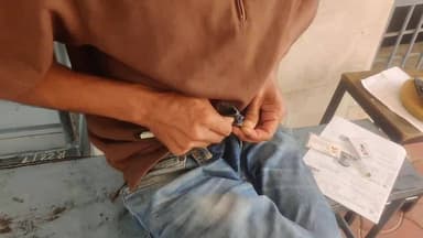 अजमेर: केसरगंज स्थित परीक्षा केंद्र पर जींस का बटन बना 'विलेन', SI परीक्षा में एंट्री के लिए काटना पड़ा बटन