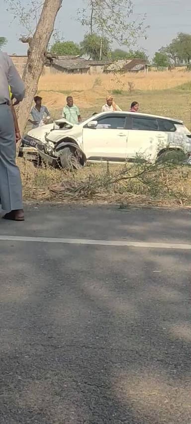 Barhat kar, accident, body Pokhari. Road par chalti Gaadi aniyanreet hokar.