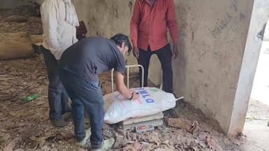 खकनार: बोरखेड़ा के जंगल से गोंद का परिवहन करते एक वाहन को किया जब्त