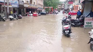 जोशियाड़ा: जिला मुख्यालय पर आधे घंटे की तेज बारिश ने प्रशासन के दावों की पोल खोलते हुए ड्रेनेज सिस्टम की बदहाली उजागर की