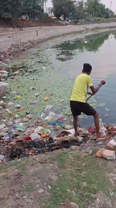 जलगंगा संवर्धन अभियान 2026 अंतर्गत नपा परिषद ने काला तालाब पर विशेष सफाई अभियान की शुरुकर आम लोगों से कचरा न डाले अपील क