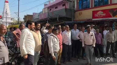 सीहोर नगर: सीहोर मंडी में 6 घंटे बिजली कटौती पर चक्का जाम, सड़क पर उतरे नागरिक और व्यापारी, बोले- हालत नहीं सुधरी