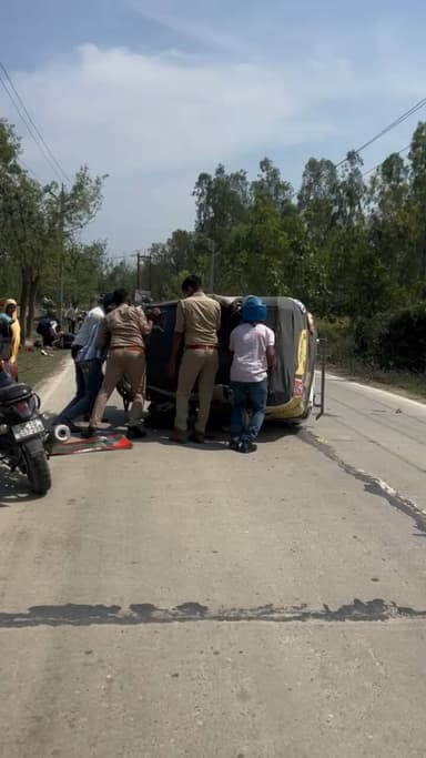 Bareilly Mirzapur men na Se ki Halat mein chala Tha hua Yuvak bike chala mein Deta Hai Sai #v