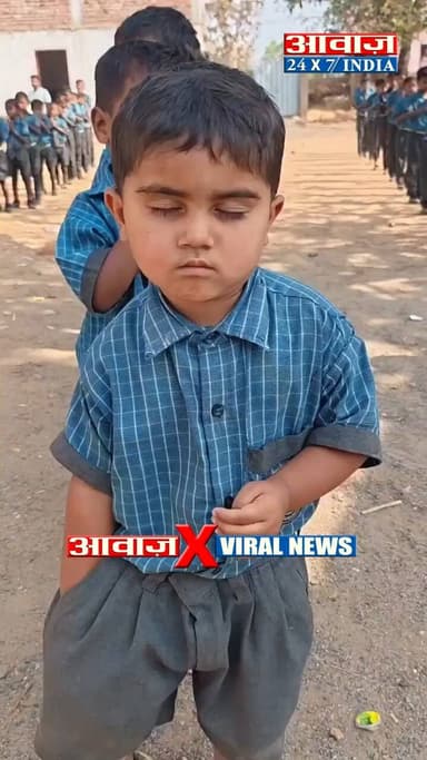 छोटे से बच्चे की मासूमियत 😊 स्कूल में प्रार्थना चल रही है… और बच्चा चुपके-चुपके चॉकलेट खाने में व्यस्त हैं 😄 बचपन की यही...