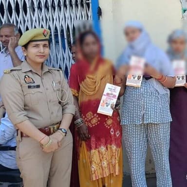 मिशन शक्ति फेज-05 अभियान के तहत थाना गंगाघाट की मिशन शक्ति टीम द्वारा भ्रमणशील रहते हुए महिलाओं/बालिकाओं को नारी सशक्तिक...