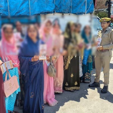 मिशन शक्ति फेज-05 अभियान के तहत थाना गंगाघाट की मिशन शक्ति टीम द्वारा भ्रमणशील रहते हुए महिलाओं/बालिकाओं को नारी सशक्तिक...