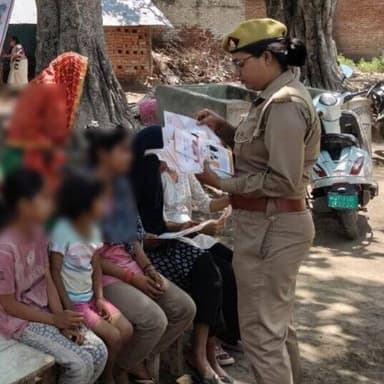 मिशन शक्ति फेज-05 अभियान के तहत थाना कोतवाली सदर की मिशन शक्ति टीम द्वारा भ्रमणशील रहते हुए महिलाओं/बालिकाओं को नारी सशक...