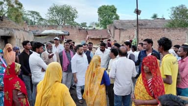 रुदौली: रुदौली में अग्निकांड पीड़ितों के बीच पहुंचे सपा नेता, राहत सामग्री बांटी