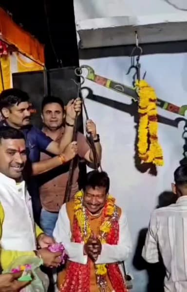 ग्राम दरखेड़ा में माताजी के गरबे में विधायक गोपाल सिंह इंजीनियर के शामिल होने पर समिति ने किया तुलादान।