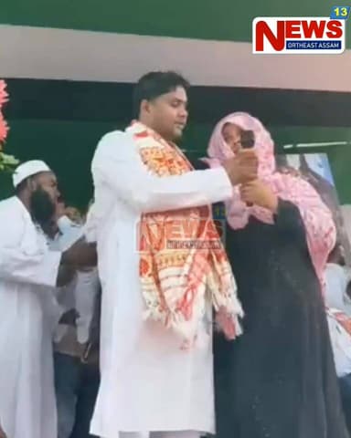 মঞ্চত ভাষণ দিয়াৰ মুহূৰ্তত উচুপি উঠিল নৱগঠিত ছমৰীয়া সমষ্টিৰ AIUDF দলৰ প্ৰাৰ্থী ইমদাদ হুছেইনৰ মাতৃ!