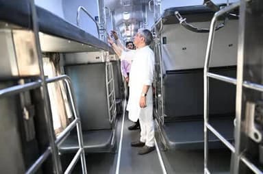 Hon'ble MR Shri @AshwiniVaishnaw recently inspected sample coaches of next-generation #AmritBharatExpress trains at New Delhi Railway station, showcasing enhanced comfort, modern interiors and HL3 fire safety standards for a better passenge