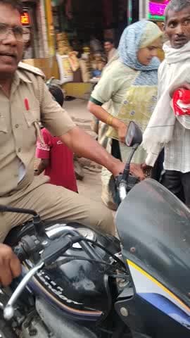 अलीगढ़ तहसील इगलास थाना क्षेत्र में दारोगा जी गंगाराम गंगवार की ताना साही रोड पर चलती गाड़ी का किया चालान