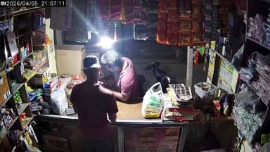 यह आदमी चोर है और फर्जी ऐप से पेमेंट किया है और मोबाइल भी चोरी किया है इसे कही भी देखे तो 8271280814 पर सूचना दे