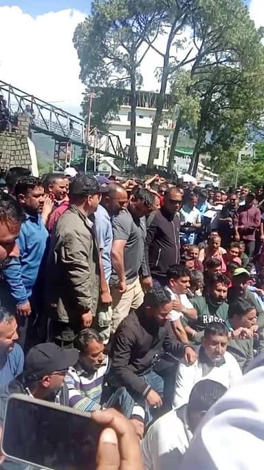 #live ATS के विरोध में धर्मशाला मुख्यालय में चालकों ने किया चक्का जाम देखे