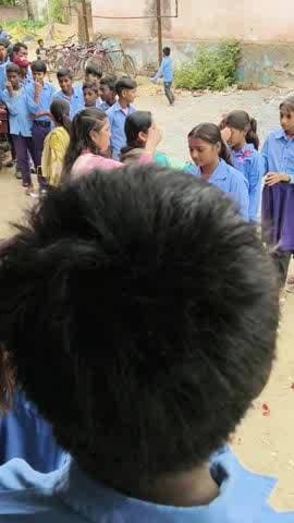 मध्य विद्यालय पार परैया में वार्षिकोत्सव के अवसर पर नामांकन अभियान को लेकर हर्षोल्लास के साथ छात्र एवं छात्राओं ,