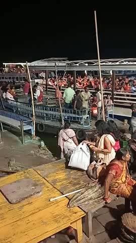 दशा सुमेर घाट प्रति नव चलने वाले एक ग्राहक 100 चार्ज करते हैं एक ग्राहक का और आरती के समय अब किनारे के साइड लगाकर जो दी