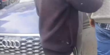 #delhi के युवकों द्वारा #himachalpradesh में लड़ाई का वायरल वीडियो बताया जा रहा है कि युवकों द्वारा #pistol भी दिखाई गई।...