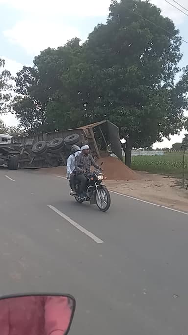 मढपुरा मे ट्रक पलटा तो हदसा होते होते वचा