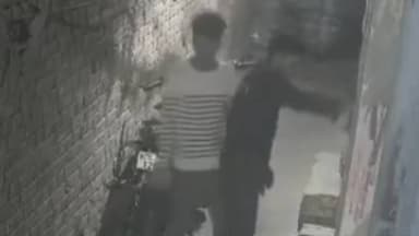 आदर्श नगर में आधी रात हड़कंप, घर के बाहर आग लगाकर युवक फरार