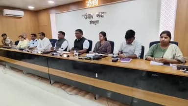 शेखपुरा: मंथन सभागार में डीएम सख्त, लंबित कार्यों पर कार्रवाई के दिए निर्देश