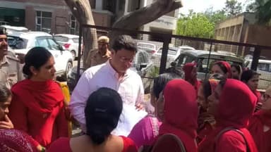 करनाल: प्रदर्शन करती महिला आशा वर्कर पहुंची डीसी ऑफिस, भारी पुलिस बल तैनात