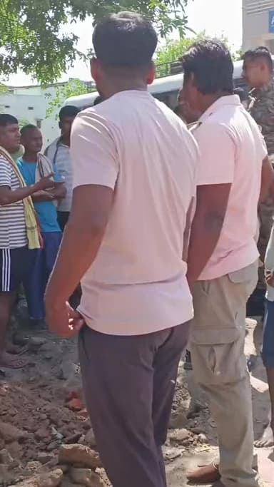अपराधियों का इतना आतंक बढ़ गया है कि दिन दहाड़े पुलिस के सामने बिना कोर्ट के अनुमति के जमीन पर कब्जा कर रहे अपराधी हिसुआ