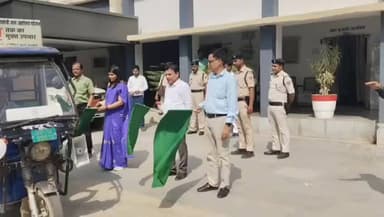 शिवहर: शिवहर समाहरणालय में डीएम ने जन जागरूकता रथ को हरी झंडी दिखाकर किया रवाना