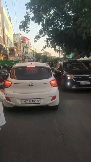 हुडा कॉम्प्लेक्स में जबरदस्त जाम अवैध कब्जे, एम्बुलेंस भी फंसी