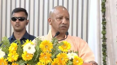 *प्रेस क्लब, गोरखपुर के नव निर्वाचित सदस्यों का शपथ ग्रहण समारोह कार्यक्रम में माननीय मुख्यमंत्री योगी आदित्यनाथ जी का स...