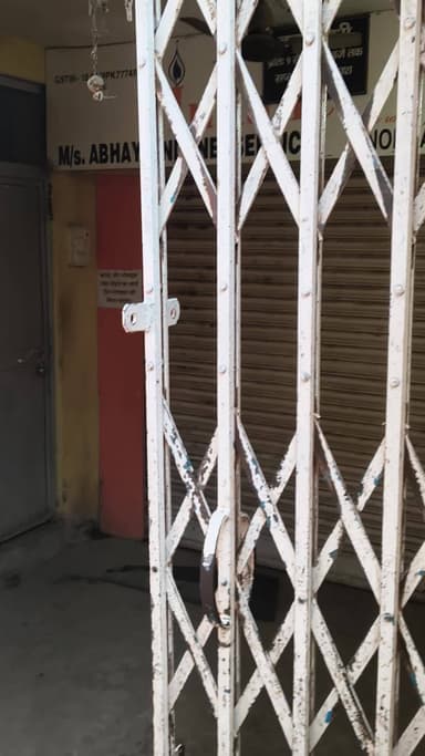 Nokha office mein gas bola 9:00 baje khulega Abhi Tak nahin khula hai