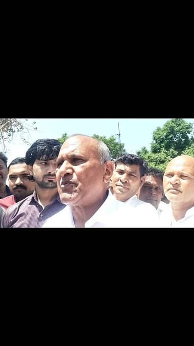 सनौली यमुना घाट पर गंगा जमुना संगम घाट बनाने को लेकर यमुना सुधार समिति के प्रदेश अध्यक्ष एडवोकेट रतन सिंह रावल ने ग्रामी...