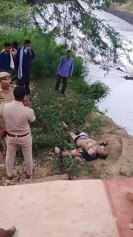 Sadabad gande nale ki video hai Kisi Ne ise Maar ke gande nale Mein Dal Diya Hai