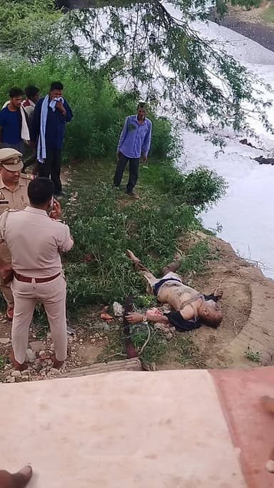 yah Sada vakai Galiyan Wale Ki video hai ki vyakti Ne use Maar Ke Dal Diya Hai gande nale mein