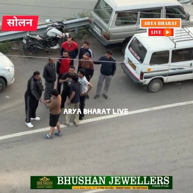 सोलन के रबौण में सुबह-सुबह हाईवे पर हुड़दंग! 🚨
गाड़ियों को बीच सड़क पर खड़ी कर आपस में भिड़े युवक 😡
#SolanLive #Raboun #...