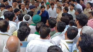 चकबंदी से आहत किसान नेता ने अपनी जीवन लीला समाप्त की, एसडीएम और अन्य अधिकारी मौके पर पहुंचे। #किसान #चकबंदी #जीवन #एसडी...