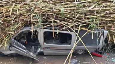 खुर्जा: पहासू रोड पर झमका फ्लाईओवर के निकट गन्ने से भरा ओवरलोड ट्रक ईको गाड़ी पर पलटा, गाड़ी में सवार चार लोग बाल-बाल बचे