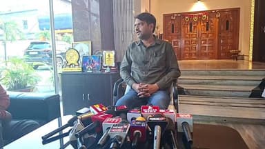 धनबाद जंक्शन पर धनबाद लोकमान्य तिलक टर्मिनस एक्सप्रेस उद्घाटन में महापौर और झरिया विधायक के नाम निरस्त को लेकर धनबाद सीन...