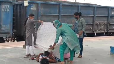 प्लेटफॉर्म पर गूंजी किलकारी.. कैमूर के भभुआ रोड स्टेशन पर गर्भवती महिला ने रेलवे प्लेटफॉर्म पर बेटी को दिया जन्म...
#ka...