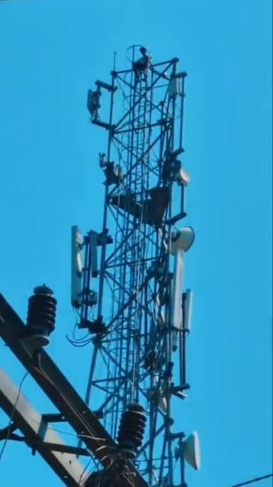 प्यार का 'हाई' वोल्टेज ड्रामा: जब रूठी प्रेमिका, तो टावर पर चढ़ा दीवाना!
बिहार के खगड़िया में एक ऐसा वाकया सामने आया है...