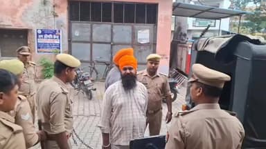 पूरनपुर: कोतवाली गेट पर किसान नेता की गिरफ्तारी को लेकर किसान संगठनों ने किया हंगामा