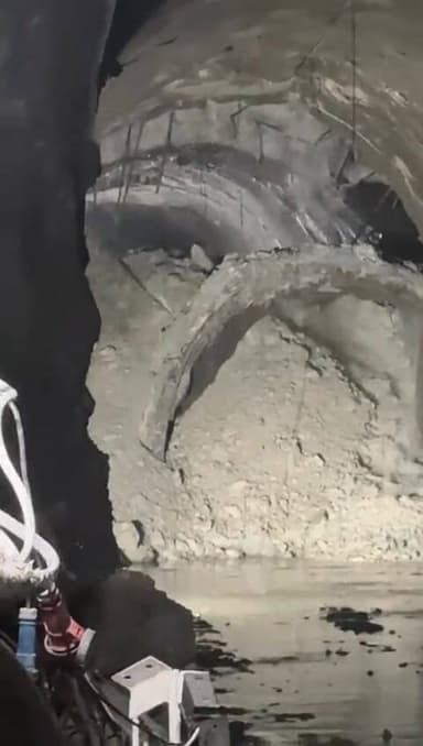 रेलवे टनल में भूस्खलन, बड़ा हादसा टला; सभी मजदूर सुरक्षित। एडिट टनल में धंसाव से मचा हड़कंप...see more