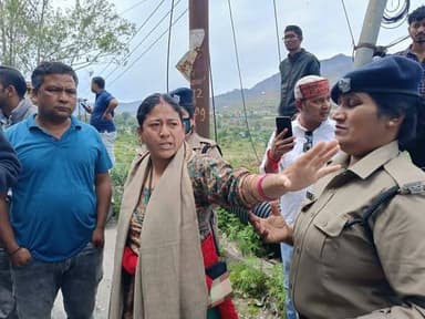 नेतृत्व का मतलब सिर्फ बखेड़ा खड़ा करना नहीं होता, सरस्वती देवी जी…संवेदनशील समझ भी जरूरी है।
बखेड़ा खड़ा करना ही नेतृत्व ...