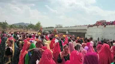 आबू रोड: आबूरोड के सियावा में आदिवासी गणगौर मेले में उमड़ा आस्था का जनसैलाब, परंपरा और संस्कृति का अद्भुत संगम