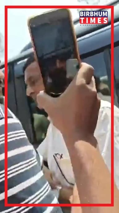 ভোট প্রচারে গিয়ে বিপাকে তৃণমূল প্রার্থী, মুরারইয়ে গাড়ি থেকে নামতেই পারলেন না মোশারফ হোসেন।