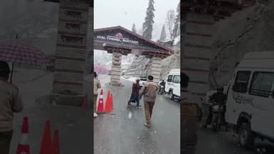 अटल टनल में तेज बर्फबारी अप्रैल में देखिए कुदरत के रंग दिसंबर जैसा हाल#viral #viralvideo #viralshort