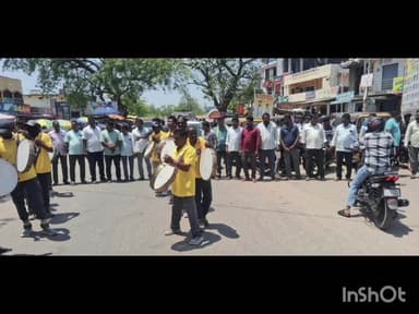 జన్నారం: ఇసుకపై ఫారెస్ట్ అధికారుల ఆంక్షలు ఎత్తివేయాలని ట్రాక్టర్స్ ఓనర్స్ అసోసియేషన్ ఆధ్వర్యంలో రాస్తారోకో