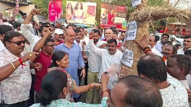 धनबाद महापौर संजीव के समर्थक में उबाल, रणधीर वर्मा चौक पर विरोध प्रदर्शन, धनबाद रेल मंडल का पुतला दहन किया गया, देखिए 99...