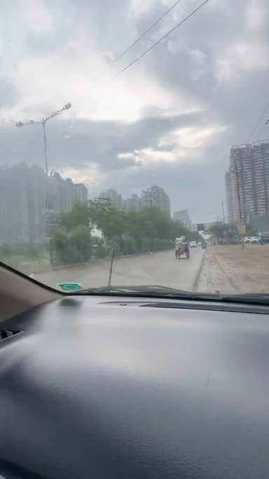 इस उम्र में “कंधों पर किताबों का बोझ होना था,
पर ग़रीबी किया किया करा देती है😭🙏 #garib
#poor #help #gulzarsiddiqui #गुलजारसिद्दीकी